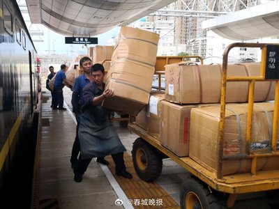 云南220万枝鲜花乘火车给全国带去浪漫