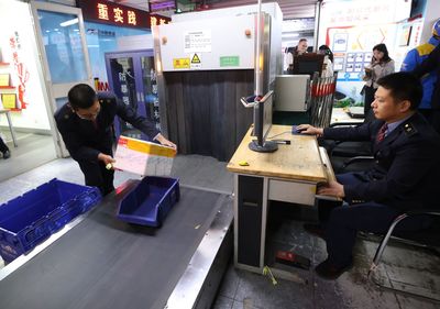 11月10日,北京南站,铁路工作人员对快件进行安全检查。