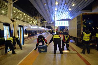 头一回!今早这趟复兴号,“乘客” 都是“双11”快件