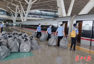 这个“618”，高铁“快递哥”忙着送小龙虾鸭脖子——北京铁路快运开启生鲜“加速度”