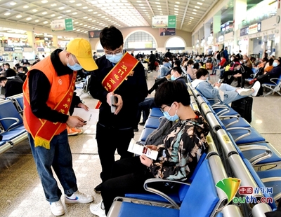 铁路“小桔灯”青年志愿者 为电商黄金周快递运输注入青春暖流